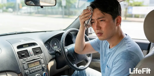 냉방 불능 상황을 해결하기 위해 고장 증상을 파악하는 모습 무더운 여름날 차 안에서 에어컨 고장으로 고생하는 모습