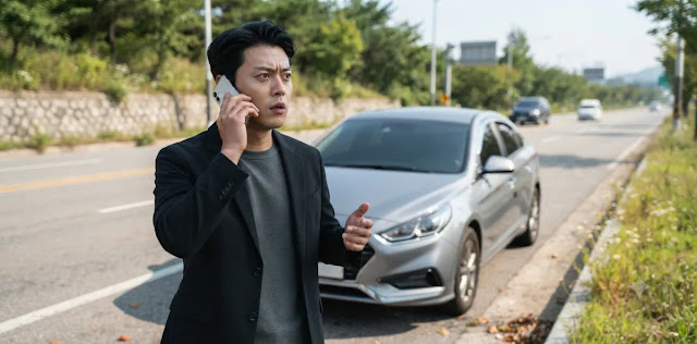 사고 예방을 위해 주행 중 냉각수 경고등 확인 직후 안전하게 견인을 기다리는 모습 심각한 냉각수 깜빡임 단계에 접어든 후 안전을 확보하며 긴급 출동을 요청하는 모습