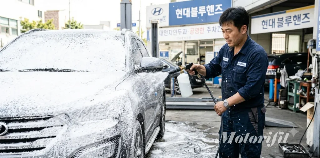 차체 표면의 흙먼지를 불리기 위해 스노우폼 세차 거품을 꼼꼼히 쏘는 장면